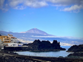 Manolo Pris En el Mar Teide con Piscina Natural